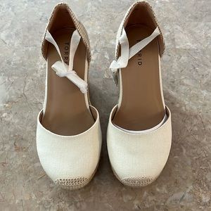 NWT TORRID size 9 canvas closed toe wedge Espadrilles in cream